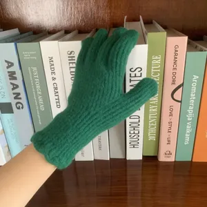 Gants tricotés de couleur unie d'hiver pour femmes, gants en laine chaude, détail.