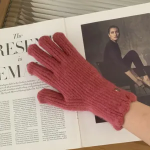 Gants en tricot uni pour femmes d'hiver, mitaines en laine côtelée chaude avec détail bouton métal.