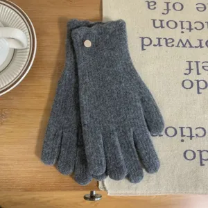 Gants en tricot chaud d'hiver en gris uni avec détail de bouton chic pour les femmes