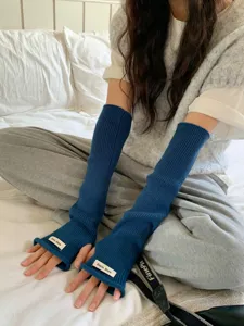 Gants de tricot longs sans doigts bleu fonce, chauffe-bras elegantes pour femmes en automne.