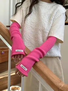 Chauffe-bras longs en tricot pour femmes, manches roses douillettes pour l'hiver.