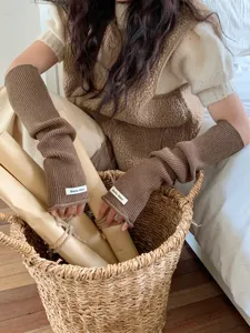 Détail de chauffe-bras en tricot marron, gants longs sans doigts doux pour hiver