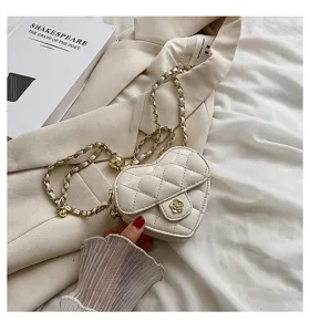 Kleine gewatteerde hartvormige schoudertas met ketting en elegante bloemensluiting.