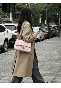 Stylish pink quilted chain shoulder bag, large capacity commuting casual crossbody bag.