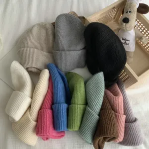 Vue détaillée d'un ensemble de bonnet en tricot coloré, design côtelé uni pour l'hiver.