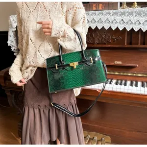 Grüne Schlangenhaut Handtasche mit schwarzen Griffen und goldener Hardware, elegante Tasche.