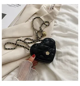 Zwarte doorgestikte hartvormige schoudertas met ketting en schattige bloemsluiting voor dames.