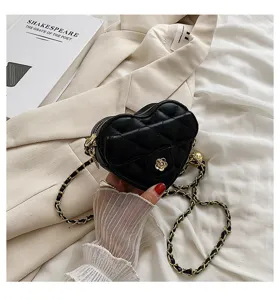 Zwarte gewatteerde hart crossbody tas detail weergave met metalen ketting en bloemslot.
