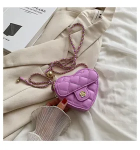 Paarse gewatteerde hartvormige crossbody minitas met ketting, stijlvolle handtas.