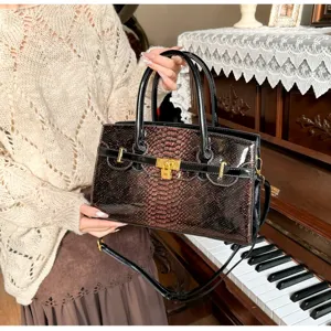 Elegante Lackleder Handtasche mit Schlangenmuster, Griffen und verstellbarem Schulterriemen.