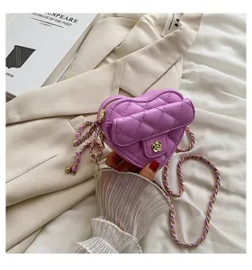 Gedetailleerd overzicht van paarse gewatteerde hartvormige tas met gouden ketting en bloemsluiting.