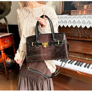 Elegante Damenhandtasche mit Schlangenmuster, Henkel und Schultergurt für den Alltag.