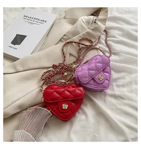 Chique gewatteerde hartvormige crossbody kettingtas met elegante bloemensluiting voor dames.