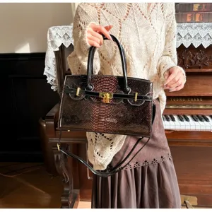 Damen Schlangenleder Textur Handtasche mit goldener Schlosshartware elegante Umhängetasche.