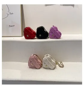 Kleine hartvormige gewatteerde schoudertas met ketting en mooi bloemenslotontwerp.