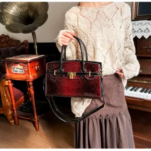 Detailansicht der luxuriösen roten Handtasche mit edlen Metallbeschlägen im klassischen Stil.