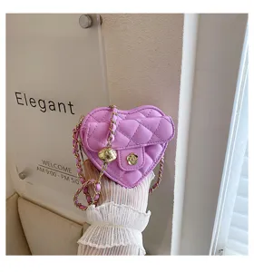Roze hartvormige gewatteerde schoudertas met gouden ketting en chique cameliabloemslot.