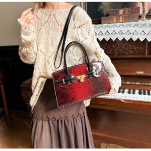 Rote Schlangenmuster Handtasche Detailansicht, elegante Schultertasche für Damen mit Schloss und Gurt.