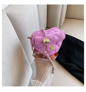 Mini hartvormige doorgestikte schoudertas voor dames en kinderen met ketting en bloemdetail.