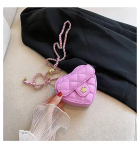 Schattige roze gewatteerde hartvormige schoudertas met gouden ketting en chique camelia sluiting.