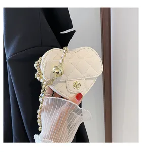 Witte gewatteerde hartvormige schoudertas met gouden ketting en chique camelia sluiting.