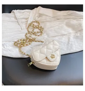 Chique witte hartvormige gewatteerde schoudertas met goudkleurige ketting en bloem.