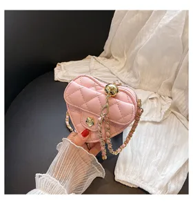 Modieuze roze gewatteerde hartvormige mini schoudertas voor dames en kinderen met ketting.