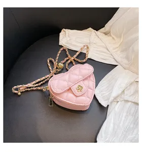 Roze gewatteerde hartvormige crossbody tas met gouden ketting en chique camelia sluiting.