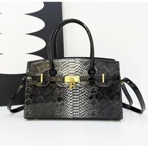 Elegante schwarz-weiße Schlangenhaut Handtasche mit goldener Hardware, schicke Damentasche.