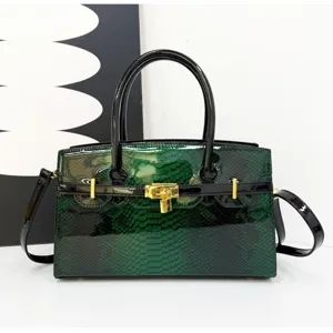 Elegante grüne Lackleder Handtasche mit Schlangenmuster, Henkeln und goldener Hardware für Damen.