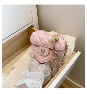 Roze gewatteerde hart crossbody tas, schattige mini ketting schoudertas met bloem sluiting.