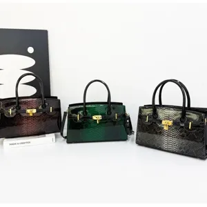 Glänzende Schlangenhaut-Muster Damenhandtasche elegante Henkeltasche mit goldener Hardware.