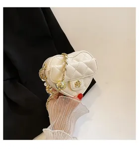 Close-up detail van het schattige witte gewatteerde hartvormige mini tasje met gouden ketting.