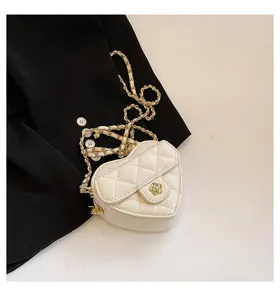 Chique gewatteerde hartjes mini schoudertas met gouden ketting en camellia sluiting voor dames