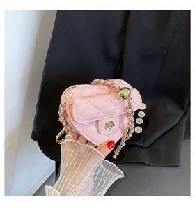 Roze gewatteerde hartvormige schoudertas met mooie gouden ketting en cameliabloem voor kids.