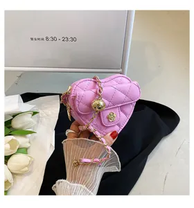 Gedetailleerd overzicht van de roze gewatteerde hartvormige tas met gouden ketting.