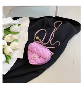 Roze gewatteerde hartvormige mini-schoudertas met chique kettingriem en bloemensluiting.