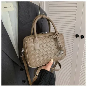 Stylish women's woven handbag, casual small shoulder and crossbody bag for daily wear.