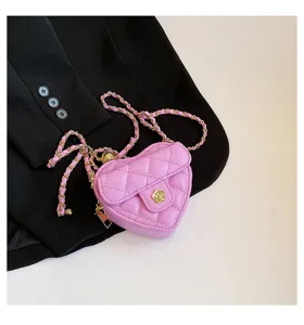 Roze gewatteerde hartvormige mini schoudertas met gouden ketting en stijlvol camelia slot.
