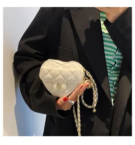 Mini gewatteerde hart crossbody tas met gouden ketting en chique camelia sluiting.