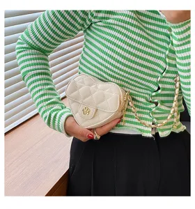 Mini gewatteerde hart-schoudertas met goudkleurige ketting en chic bloemenslot voor vrouwen.