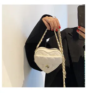 Detailopname van een schattige hartvormige gewatteerde mini schoudertas met gouden ketting.