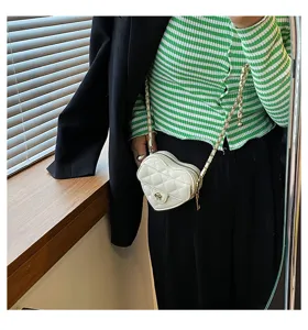Chique witte gewatteerde hartvormige crossbody tas voor dames, elegante mini ketting schoudertas.