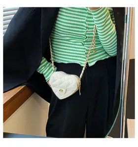 Mini hart gewatteerde schoudertas met ketting en chique stijl voor dames en kinderen.