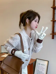 Details of stylish contrast color knitted gloves for women, winter warm touch screen design.