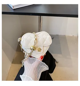 Witte gewatteerde hartvormige mini crossbodytas voor dames, stijlvolle schattige tas.