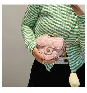 Chique roze hart gewatteerde crossbody tas, mini mode kettingtas met bloemige sluiting.