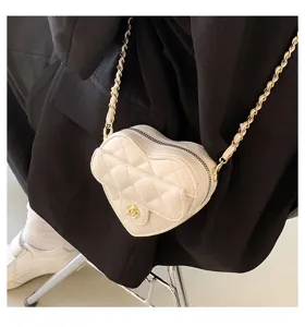 Gedetailleerd overzicht van de gewatteerde hartschoudertas met gouden ketting en chic design.