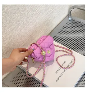 Roze gewatteerde hart crossbody tas met gouden ketting, stijlvolle mini-mode handtas voor dames.