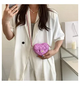 Modieuze gewatteerde hart schoudertas met ketting, chic designer stijl voor dames.